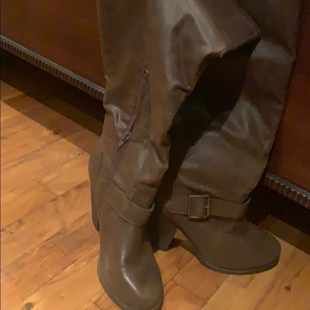 Brown Cowboy like boots - Picture 2 of 3
